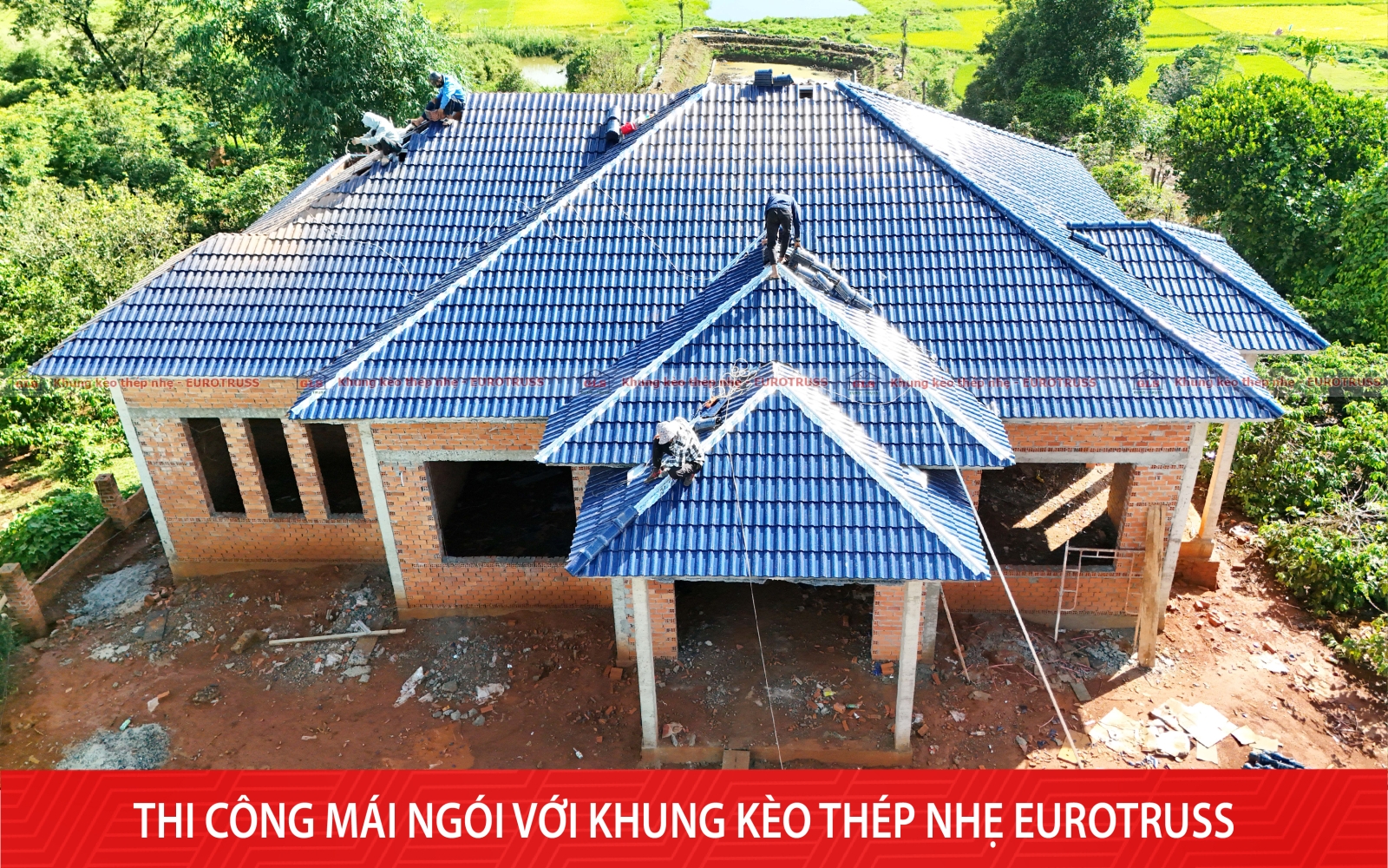 Công trình mái lợp ngói sắp hoàn thiện tại Đắk Nông